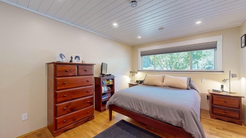 6166 Norwest Bay Road, Sechelt, BC - Indoor Photo Showing Bedroom