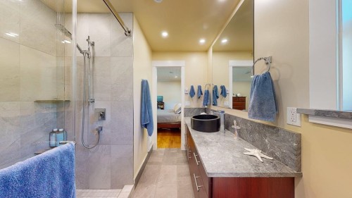 6166 Norwest Bay Road, Sechelt, BC - Indoor Photo Showing Bathroom