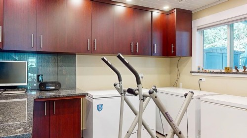 6166 Norwest Bay Road, Sechelt, BC - Indoor Photo Showing Laundry Room