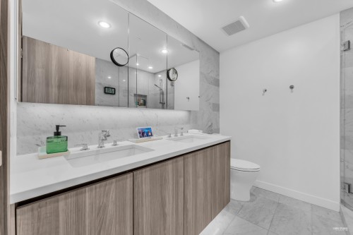 4508-4730 Lougheed Highway, Burnaby, BC - Indoor Photo Showing Bathroom