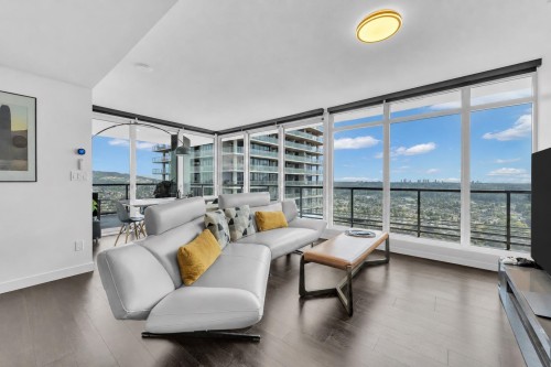 4508-4730 Lougheed Highway, Burnaby, BC - Indoor Photo Showing Living Room