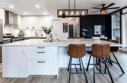 102-3602 Aldercrest Drive North Vancouver, BC V7G 0A2