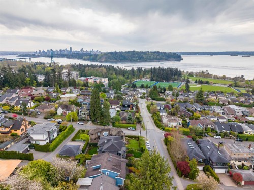 1092 Duchess Avenue, West Vancouver, BC 