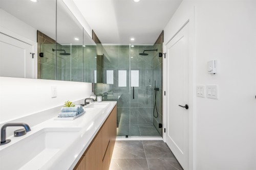 1008 52Nd Avenue W, Vancouver, BC 