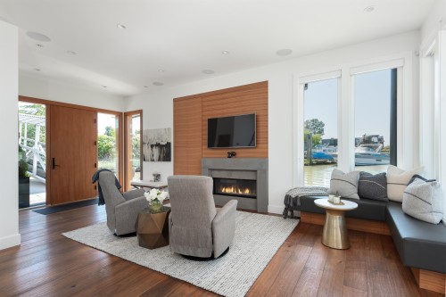 4379 River Road W, Delta, BC - Indoor Photo Showing Living Room With Fireplace