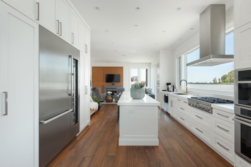 4379 River Road W, Delta, BC - Indoor Photo Showing Kitchen With Upgraded Kitchen