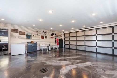 4379 River Road W, Delta, BC - Indoor Photo Showing Garage