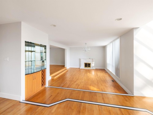 1565 Vinson Creek Road, West Vancouver, BC - Indoor Photo Showing Other Room With Fireplace