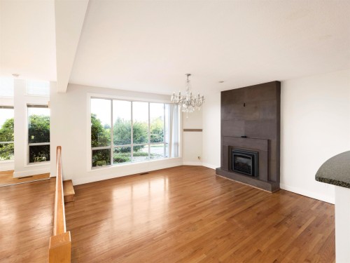 1565 Vinson Creek Road, West Vancouver, BC - Indoor Photo Showing Living Room With Fireplace