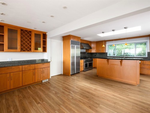 1565 Vinson Creek Road, West Vancouver, BC - Indoor Photo Showing Kitchen