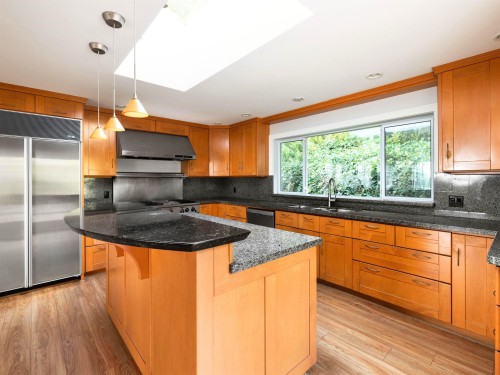 1565 Vinson Creek Road, West Vancouver, BC - Indoor Photo Showing Kitchen