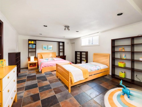 1565 Vinson Creek Road, West Vancouver, BC - Indoor Photo Showing Bedroom
