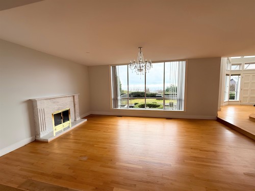 1565 Vinson Creek Road, West Vancouver, BC - Indoor Photo Showing Living Room With Fireplace