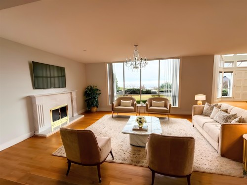 1565 Vinson Creek Road, West Vancouver, BC - Indoor Photo Showing Living Room With Fireplace