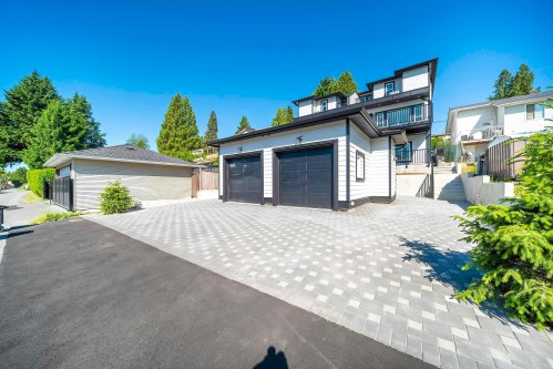 8012-11Th Ave, Burnaby, BC 