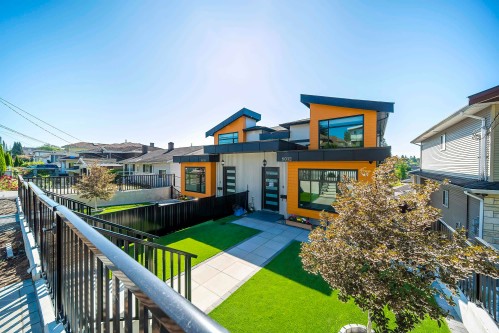 8012-11Th Ave, Burnaby, BC 