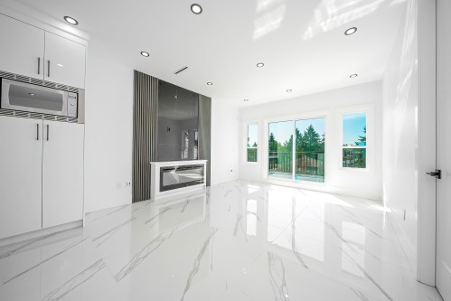 8012-11Th Ave, Burnaby, BC 