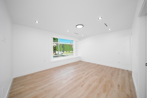 8012-11Th Ave, Burnaby, BC 