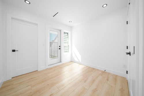 8012-11Th Ave, Burnaby, BC 