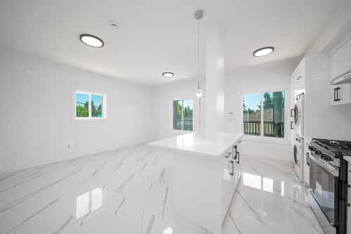 8012-11Th Ave, Burnaby, BC 