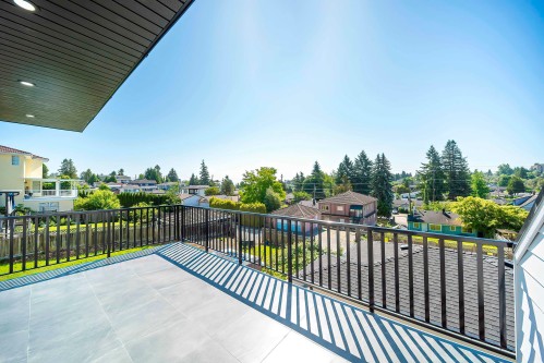 8012-11Th Ave, Burnaby, BC 