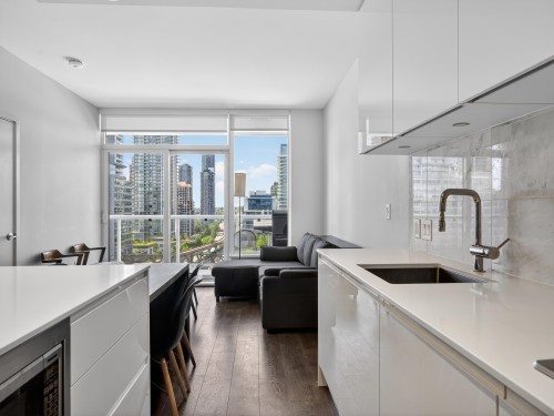 808-1955 Alpha Way, Burnaby, BC - Indoor Photo Showing Kitchen With Upgraded Kitchen