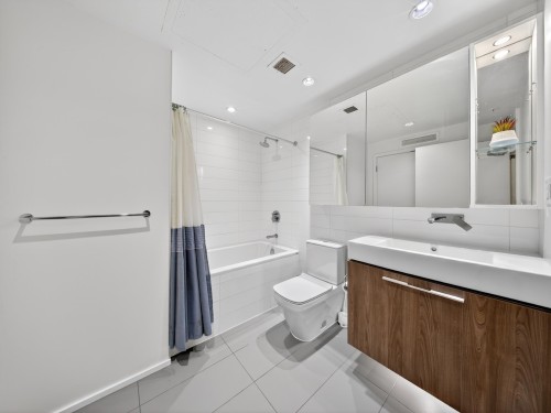 808-1955 Alpha Way, Burnaby, BC - Indoor Photo Showing Bathroom