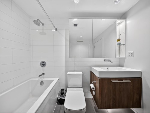 808-1955 Alpha Way, Burnaby, BC - Indoor Photo Showing Bathroom
