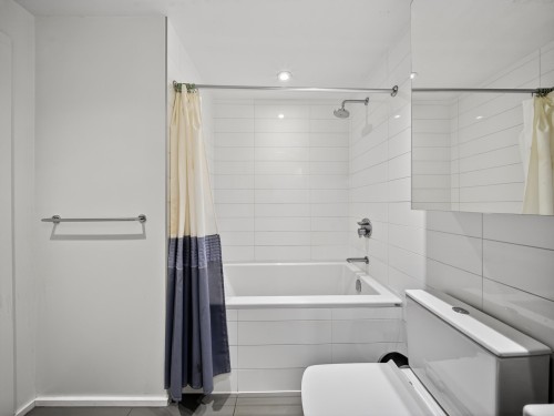 808-1955 Alpha Way, Burnaby, BC - Indoor Photo Showing Bathroom