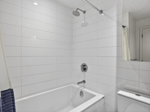 808-1955 Alpha Way, Burnaby, BC - Indoor Photo Showing Bathroom