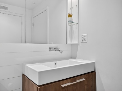 808-1955 Alpha Way, Burnaby, BC - Indoor Photo Showing Bathroom