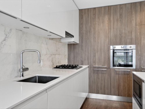 808-1955 Alpha Way, Burnaby, BC - Indoor Photo Showing Kitchen