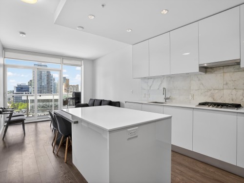 808-1955 Alpha Way, Burnaby, BC - Indoor Photo Showing Kitchen