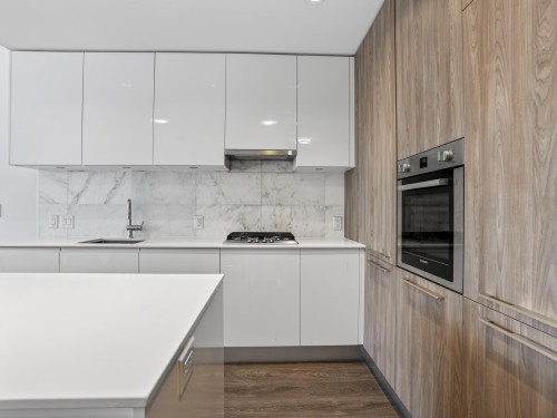 808-1955 Alpha Way, Burnaby, BC - Indoor Photo Showing Kitchen