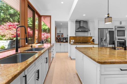 537 Eastcot Road, West Vancouver, BC 