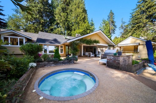 537 Eastcot Road, West Vancouver, BC 