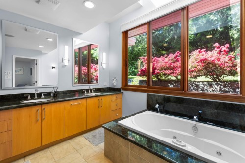 537 Eastcot Road, West Vancouver, BC 