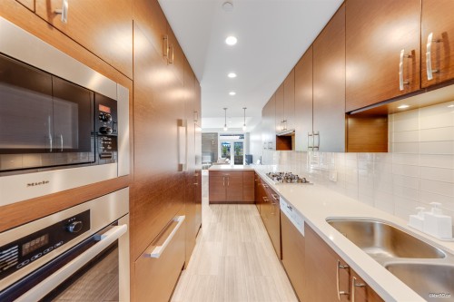 453 13Th Street, West Vancouver, BC - Indoor Photo Showing Kitchen With Double Sink With Upgraded Kitchen