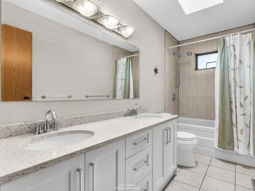 859 17Th Street E, North Vancouver, BC 