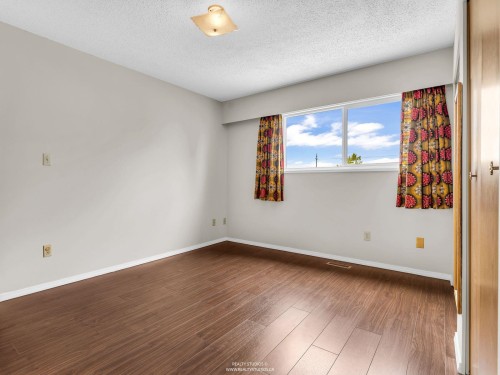 859 17Th Street E, North Vancouver, BC 