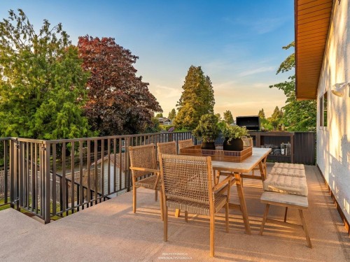 859 17Th Street E, North Vancouver, BC 