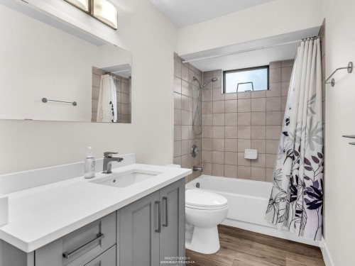 859 17Th Street E, North Vancouver, BC 