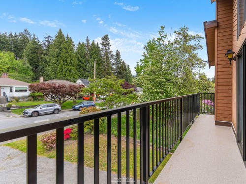 859 17Th Street E, North Vancouver, BC 