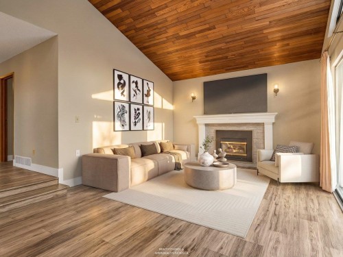 859 17Th Street E, North Vancouver, BC 