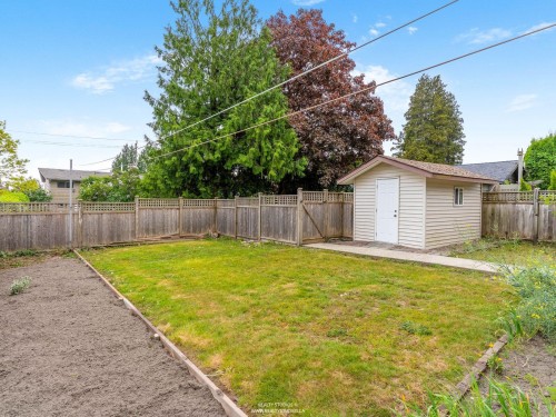 859 17Th Street E, North Vancouver, BC 