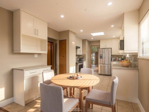 859 17Th Street E, North Vancouver, BC 