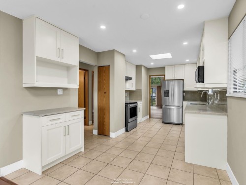 859 17Th Street E, North Vancouver, BC 