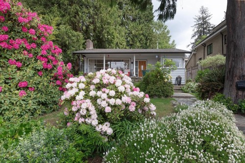 322 25Th Street E, North Vancouver, BC 