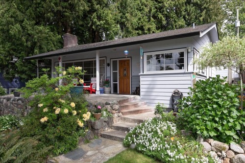 322 25Th Street E, North Vancouver, BC 