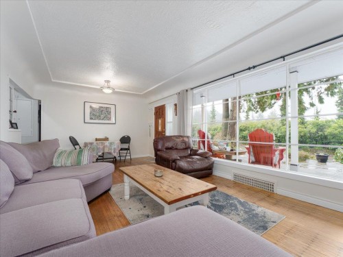 322 25Th Street E, North Vancouver, BC 